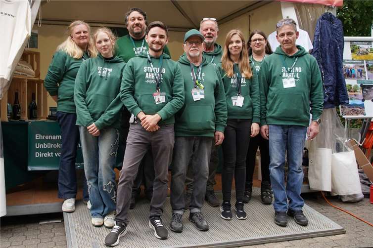 V.li. Sandra Petkovski (Bürgerbeirat), Leonie Petkovski, Alexander Petkovski (Brettspielheld u. Bürgerbeirat), Nick Falkner ( Gründer u. ehrenamtlicher Gf.), Dieter Breuer, Peter Pesch, Madeleine Gräf, Laura Beringer, Mario Falkner (ehrenamtlicher Gf.). Foto: Nick Falkner/Stiftung Ahrtal