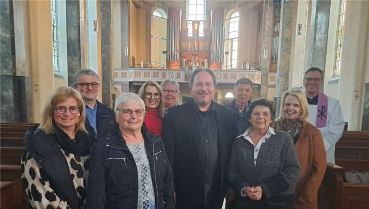V.li. Sandra Rheindorf-Weber, Wolfgang Weber, Monika Bermel, Evi Weinand, Elisabeth Schmitz, Organist Stefan Pöll, Horst Schmitz, Monika Leinz, Kirsten Baier und Pfarrer Norbert Missong. Foto: Günther Zimmermann