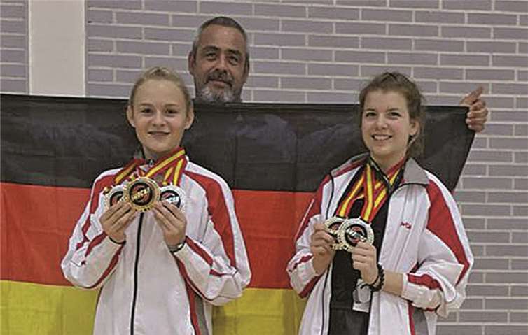 V.li. Sarah Liegmann und Valeria Philipp mit ihren Medaillen.Privat