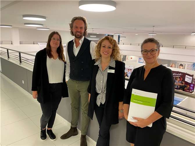 V.li. Sarah Pischke und Gilmour Niggemann (beide BLICK aktuell) sowie Tina Wahlen (IfT Institut für Talententwicklung) und Katja Stein (Barmer). Foto: privat