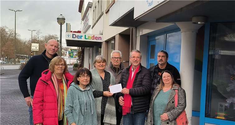 V.li. Schatzmeister Udo Borg, Schriftführerin Gabriele Geiger, Beisitzerin Franziska Wolf, 2. Vorsitzende Judith Barth (alle vom Kinderschutzbund), vom VdK Heddesdorf Schriftführer Hans Attendorn und Vorsitzender Sven Lefkowitz, daneben vom Kinderschutzbund Beisitzer Marc Stehle und vom VdK die stellv. Vorsitzende Martina Beate Jakoby. Foto: Katharina Stertz