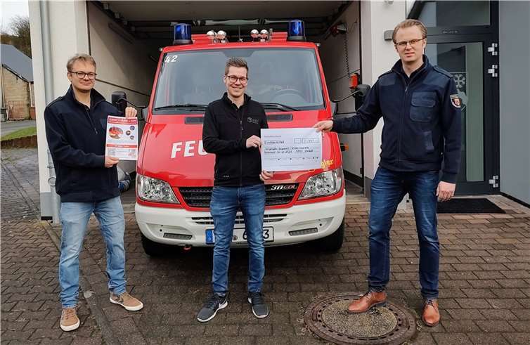 Freudige Überraschung zum Jahreswechsel V.li. Schriftführer Tobias Wegner, Geschäftsführer der AMP GmbH Andreas Gecks und Vorsitzender Christian Fein.Foto: privat