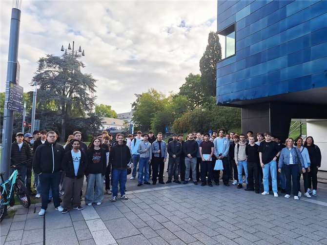 V.li. Schülerinnen und Schüler der Höheren Berufsfachschule mit ihren Lehrerinnen: Frau Lines, Frau Allspach und Frau de Sousa. Foto: Rebecca Strittmatter