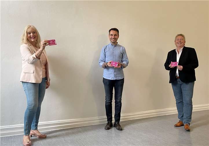 V.li. Schuldzernentin Theis-Scholz, Oberbürgermeister Langner und Bürgermeisterin Mohrs mit den Gutscheinen für Koblenzer Schülerinnen und Schüler.Quelle: Stadt Koblenz