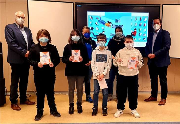 V.li. Schulleiter Gerhard Müller, Francesco Mährig, Vanessa Schmid, Konrektorin Petra Eytel-Gentner, Mirco Behrend, Organisatorin und Lehrerin Silke Hein-Bertram, Kartal Yildiriz und Verbandsbürgermeister Thomas Przybylla,es fehlen Lion Pitter und Sieger Ben Simunec.Foto: Anja Wilberg