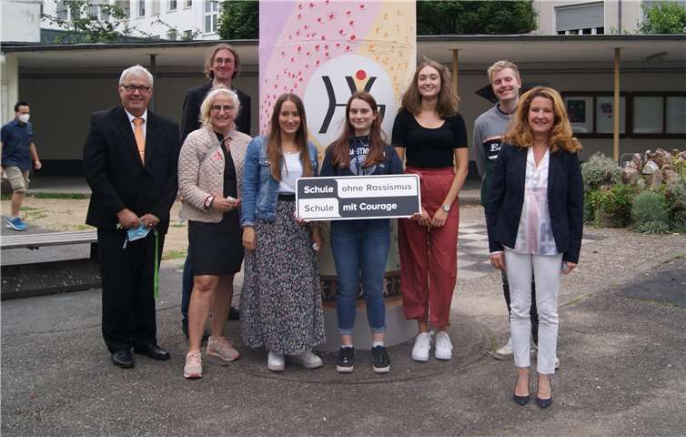 V.li. Schulleiter Klemens Breitenbach, Verbindungslehrer Jan Meyberg, Michaela Wissing und Jennifer Abels (Organisatorinnen des Litfaßsäulenprojektes), Schülersprecherinnen Cara Bohnen und Kim Neis, Regionalkoordinator Justin Janorschke und Schulpatin Heike Raab.Foto: privat