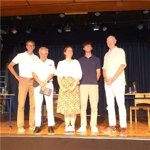 V.li. Schulleiter Rudolf Loch, Prof. Frido Mann, Schülersprecherin Antonia Schmitz und Schülersprecher Joel Bucior, Moderator Meinhard Schmidt-Degenhard. Foto: privat