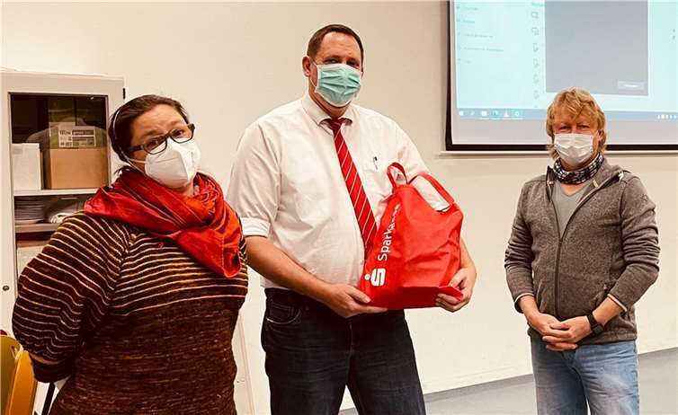 V.li. Schulleiterin Christine Schleif, Frank Strubel von der Sparkassen-Filiale in Niederbieber und Referent Carsten Schröter. Quelle: Stadt Neuwied