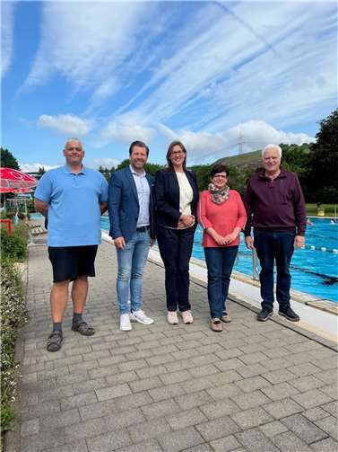 V.li. Schwimmmeister Stephan Adams, Patrick Doll (monte mare), Bürgermeisterin Kathrin Laymann, Eheleute Heidi und Hans Wingender. Quelle: VG Rhein-Mosel