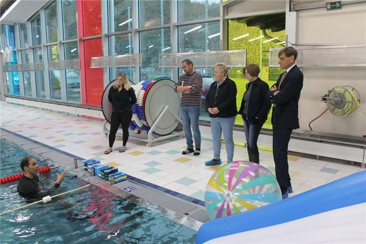 V.li. Schwimmtrainer Alejandro de Carrizo, Hannah Dröge de Carrizo, Sport- und Bäderamtsleiter Jörg Pfeffer, Bürgermeisterin Ulrike Mohrs, Cordula Simmons und Johann Christian Meier von der Else Schütz Stiftung den Schwimmparcours den die Grundschüler durchschwimmen.  Foto: Stadt Koblenz/T. Knaak
