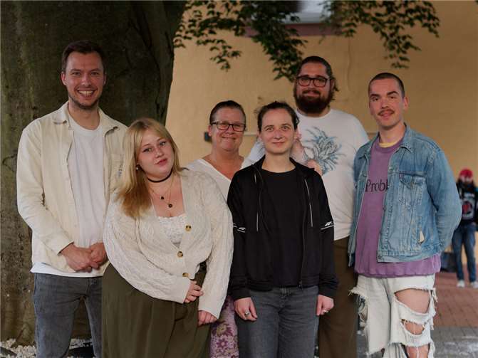 V.li. Sebastian Dohn, Ann-Kathrin Brings, Claudia Schmidt, Tabitha Anders, Frederik Schuler und Ole Liebl. Foto: Robert Schröder
