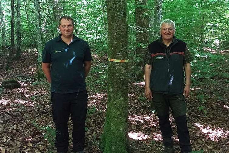 Förster Michael Fohl nach 34 Jahren im Forstrevier Hochpochten-Masburg in den Ruhestand verabschiedet V.li. Sebastian Fohl und Michael Fohl. Foto: Georg Josef Wilhelm