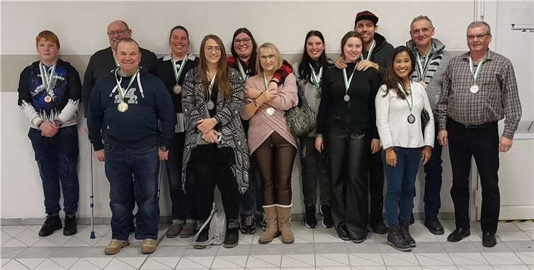 V.li. Sebastian Platz, Björne Schulze, Frank Scharenberg, Simone Platz, Laura-Jane Gewehr, Vanessa Platz, Hilde Gewehr, Sophia Platz, Lisa-Marie Schaden, Daniel Remman, Gemma Köth, Frank Dennert und Rainer Müller.  Foto: privat