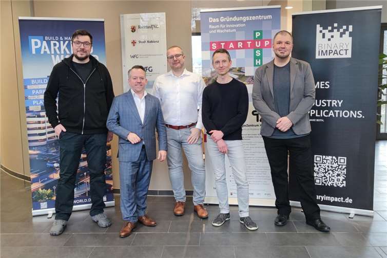 V.li. Sebastian Pohl, Stephan Wefelscheid, MdL, Jens Wiechering, Jan Hagge (Geschäftsführer Technologiezentrum Koblenz) und Senad Palic (GameUp!).  Foto: Dennis Ekermann