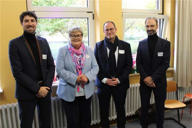 V.li. Sebastian Schardt, Projektmanager Wübben Stiftung Bildung, Bettina Brück, Staatssekretärin für Bildung in Rheinland-Pfalz, Ingo Schneider, Bildungs- und Kulturdezernent und Marcus Kurz, Koordinierender Referent Schulaufsicht Koblenz.  Foto: Stadt Koblenz/Patrick Kleiner