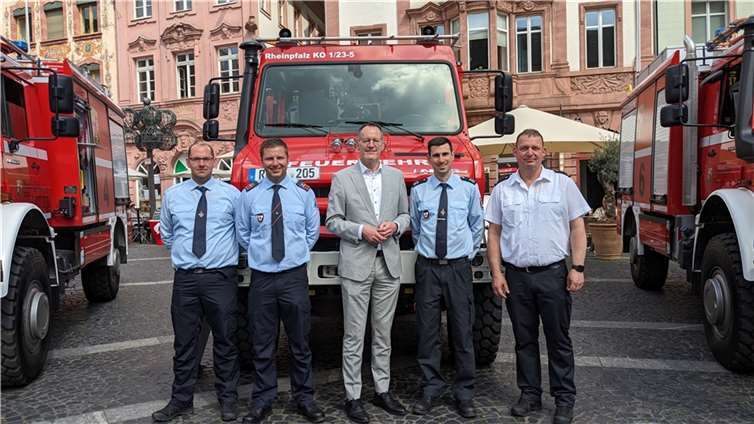 V.li. Sebastian Winnebeck (FFW Kaisersesch), Christoph Kohlhaas (Wehrführer FFW Kaisersesch), Innenminister Michael Ebling, Tim Etzkorn (Wehrleiter Verbandsgemeinde Kaisersesch), Markus Morsch (Brand- und Katastrophenschutzinspekteur (BKI) des Landkreises Cochem-Zell). Copyright: Tim Etzkorn