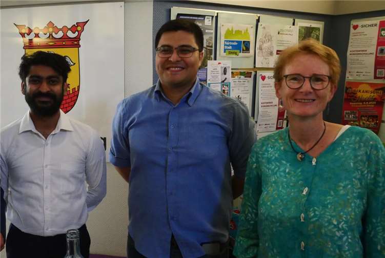 V.li. Shifaz Ameer und Cristobal Lopez von SLYCAN Trust und Renate Adams vom Förderverein Fairer Handel Sinzig e.V. bei der Ausstellungseröffnung. Foto: Gerhard Adams