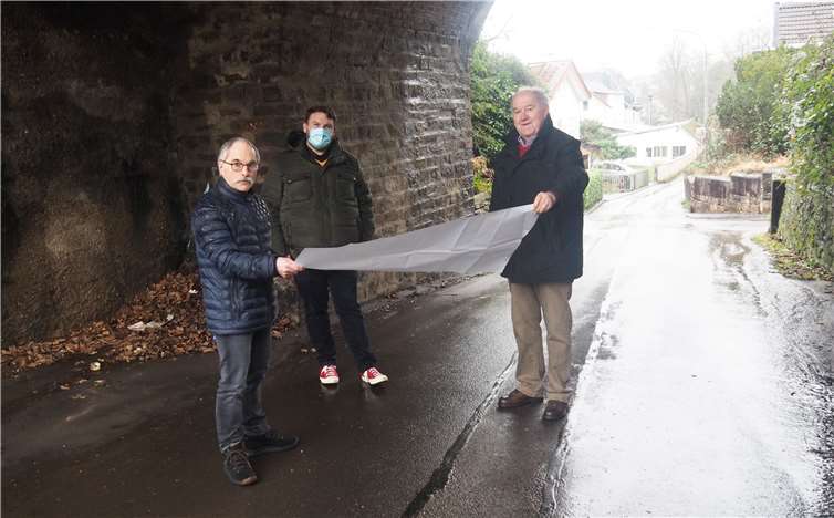 V.li. Siegfried Pösch, Bürgermeister Christoph Mohr und der Erste Beigeordnete Bernhard Wiemer verschafften sich vor Ort einen Überblick über die von der Baumaßnahme betroffene Strecke.Quelle: Stadt Bendorf