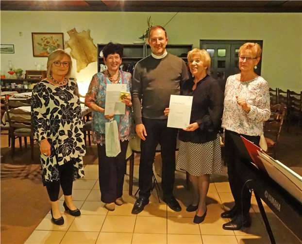 V.li. Silvia Scharenberg, Vorsitzende Kobern, Ingrid Dicker, Dekan Carsten Scher, Präses, Franziska Röttig, Ingrid Mandel, Vorsitzende Gondorf. Foto: privat