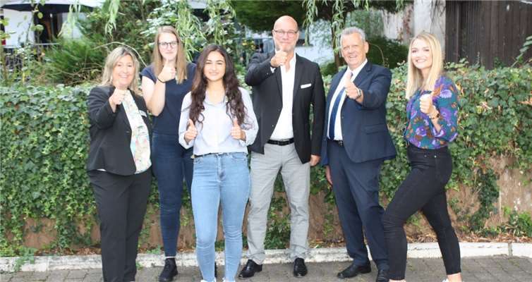 V.li. Simone Mandel (Ausbildungsleiterin), Bianca Marker, Rosin Güngörmüs, Christoph Loersch (Bezirksgeschäftsführer), Wolfgang Korscheid (Personalratsvorsitzender), Thea Reinshagen auf dem Bild fehlt: Hauraa Khalil.Quelle: AOK Rheinland-Pfalz/Saarland