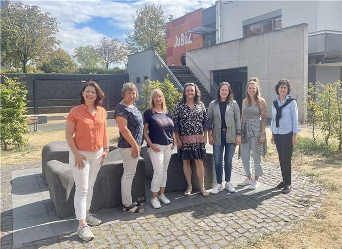 V.li. Simone Manger (Modellprojekt Akquise Pflegeeltern), Ulrike Preiser-Weigelt (Pflegekinderdienst), Monika Schmidt (Pflegekinderdienst), Susanne Steininger (Pflegekinderdienst), Marie-Christin Sauer (Leitung der Sonderdienste des Jugendamtes), Mara Sonntag (Kinder- und Jugendhilfe Arenberg) und Martina Schüller (Leitung des Amtes für Jugend, Familie, Senioren und Soziales). Quelle: Stadt Koblenz