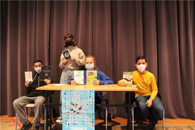 V.li. Soufiane aus der 6a, die Siegerin Katharina Kuptschick aus der 6b und Saad aus der 6a. Im Hintergrund Schülersprecherin Patricia Dona.Foto: privat