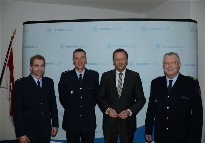V.li. Stabsleiter Einsatz Christian Schmitz, Ständiger Vertreter des Präsidenten Michael Schuol, Josef Oster und der Präsident der Bundespolizeidirektion Koblenz Joachim Moritz.privat