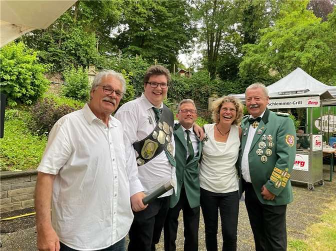 V.li. Stadtbeigeordneter Michael Schneider, neuer großer König Marcel Höhngen, scheidender kleiner König Holger Tietze mit Ehrendame Sonja Kleinlein und Brudermeister Uwe Prassel.  Fotos: F. Schramm