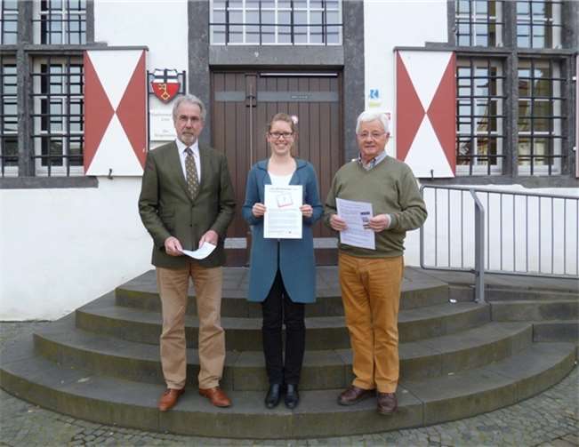V.li. Stadtbürgermeister Dr. Hans Georg Faust und die Leiterin der Tourist-Information Linz am Rhein, Daniela Maier, gemeinsam mit dem Vorsitzenden des Vereins Eine-Welt Linz e.V., Hans-Joachim Schmitz, vor dem Linzer Rathaus im Anschluss an die Vorstellung des neuen Konzepts.privat