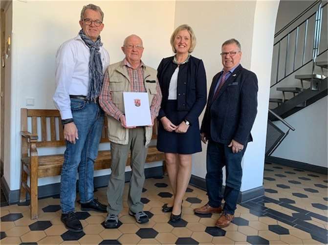 Ehrung von Antonius Rüsing V.li. Stadtbürgermeister Gerd Harner, Schiedsmann Antonius Rüsing, Direktorin des Amtsgerichts Marlene Franzen, Beigeordneter der VG Winfried F. Erbar. Quelle: Stadt Mülheim-Kärlich