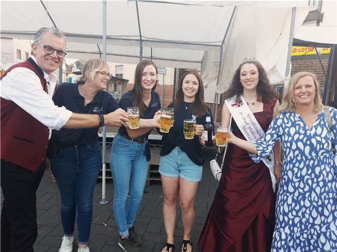V.li. Stadtbürgermeister Gerd Harner, die Fidelio-Vorstandsmitglieder Kathrin Maurer, Saskia Müller und Theresa Dückers, Kirschblütenkönigin Marina I. und die Beigeordnete Martina Böth-Baulig bei der Eröffnung der Kirmes. Fotos: privat