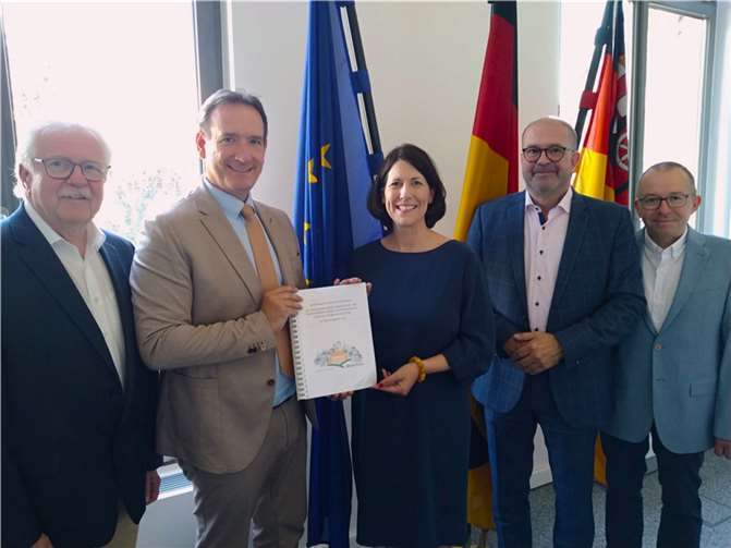 V.li. Stadtbürgermeister der Stadt Weißenthurm Gerd Heim, Bürgermeister der Verbandsgemeinde Weißenthurm Thomas Przybylla, Ministerin Daniela Schmitt, Ortsbürgermeister der Ortgemeinde Kettig Peter Moskopp, 1. Beigeordneter der Stadt Weißenthurm Johannes Juchem. Quelle: VG Weißenthurm