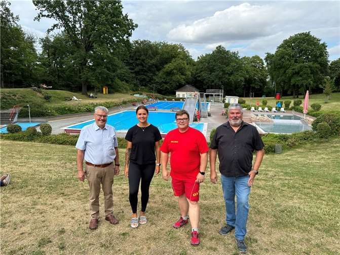 V.li. Stadtbürgermister Hans Peter Ammel, Badleiterin Tabea Frost, Tim Herrmann, 1. Vorsitzender DLRG und Achim Grün, 1. Beigeordneter. Foto: Max Esch