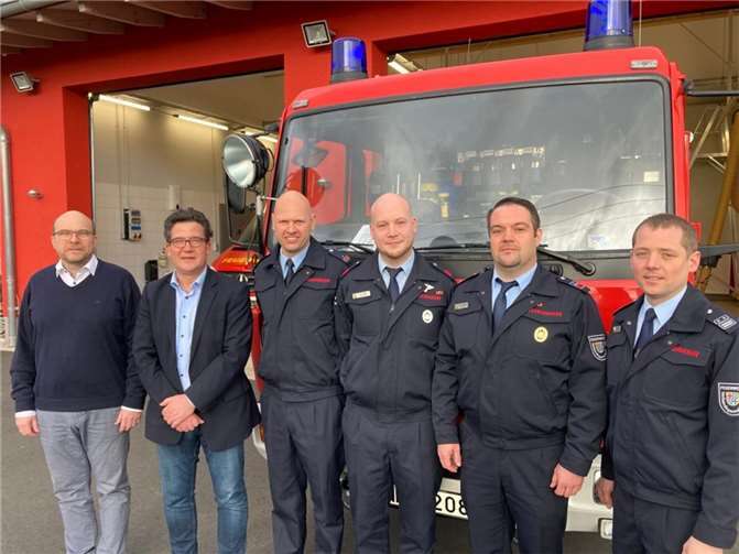 V.li. Stefan Betzing (Ortsbürgermeister Dattenberg), Frank Becker (VG-Bürgermeister), Björn Nietzard, Markus Kröll, Wehrführer Andreas Schneider, Wehrleiter Thomas Nelles. Fotos: privat