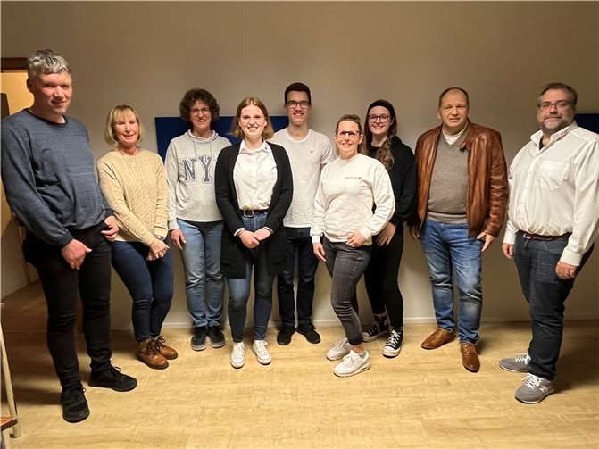V.li. Stefan Frevel (1. Vorsitzender), Gabi Daum (Leiterin der Sozialarbeit), Monika Brücker (Beisitzerin), Celina Smith (Beisitzerin), Kevin Frevel (JRK-Leiter), Christine Winnichner (2. Vorsitzende), Emelie Gisa (Beisitzerin), Ulrich Bergmann (Kreisgeschäftsführer), Patrick Volk (Kassierer).  Foto: Emelie Gisa