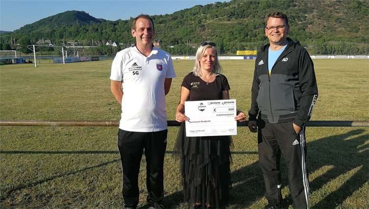 V.li. Stefan Gieselbach, Monika Retterath und Andreas Dierschke.Quelle: VfL Brohl - Fußball
