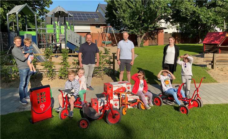 V.li. Stefan Ibs (Leiter), Dr. Jörg Henkel (1. Vorsitzenden Förderverein), Maximilian Felk (Kassierer Förderverein), Silke Dahners (Erzieherin) mit Kindern der Einrichtung.Foto: Martin Klaus
