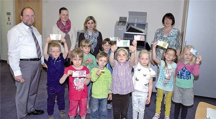 V.li.: Stefan Linden (VoBa), Berufspraktikantin zur Erzieherin Svenja Kürsten, Leiterin Kerstin Enke, re. Kirsten Adams (VoBa). UM