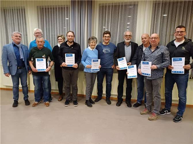 V.li. Stefan Raab (1. Vorsitzender), Karl-Peter Lerchl, Willi Fergen, Christoph Gostomzik, Ursula Karst, Josef Hommen, Franz Laux, Markus Mühleib und Andreas Dierschke. Quelle: VfL Brohl