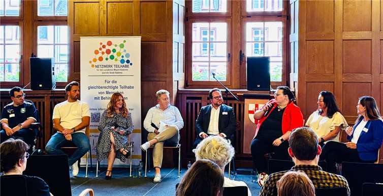 Auftaktveranstaltung des Netzwerks Teilhabe begeistert mit Dialog, Kultur und Zukunftsvisionen V.li. Stefan Zeidan (Inklusionsbeauftragter der SG 2000 Mülheim-Kärlich), Michael Wall (Trainer der Inklusionsmannschaft SG 2000 Mülheim-Kärlich), Yvonne Pilcher (Stellv. Amtsleitung des Sozialamtes der Stadt Koblenz), Ulrike Mohrs (Bürgermeisterin der Stadt Koblenz), Pascal Badziong (Erster Kreisbeigeordneter des Landkreises Mayen-Koblenz), Yvonné Martina Ritz (Geschäftsführerin von Koblenz Hybrider), Katharina Kubitza (Behindertenbeauftragte der Stadt Koblenz), Carmen Dreyer (Abteilungsleiterin „Soziales“ der Kreisverwaltung Mayen-Koblenz).