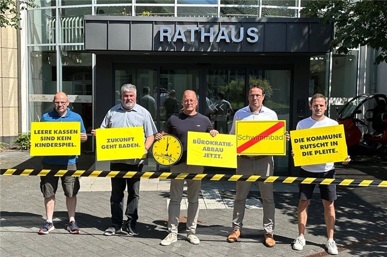 V.li.: Stefan Zepp, Ortsbürgermeister Bell, Achim Grün, Stadtbürgermeister Mendig, Jörg Lempertz, Bürgermeister VG Mendig, Alexander Müller, Beigeordneter VG Mendig, und Lukas Ellerich, Ortsbürgermeister Thür.