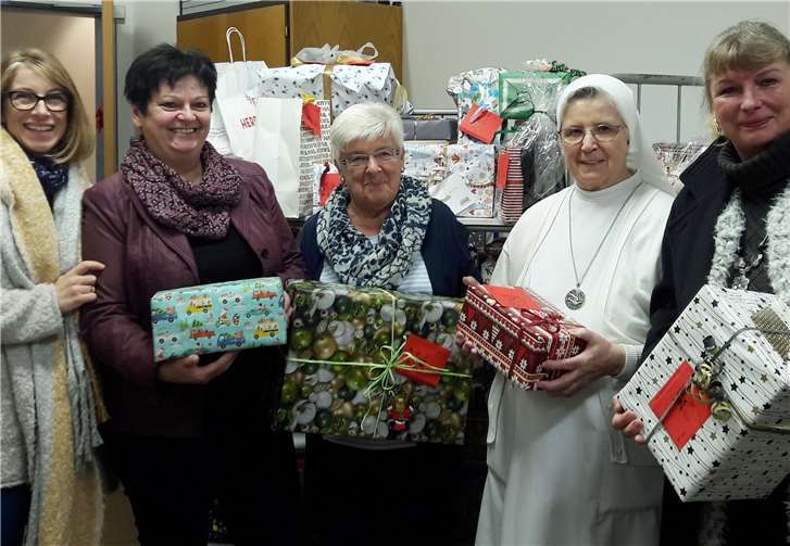 V.li. Stefanie Coopmeiners (SkF-Geschäftsführerin), Renate Brest (Hausoberin Kath. Klinikum Marienhof), Waltraud Thull und Schwester Kunibalda (Kath. Klinikum Marienhof), Marion Junker-Dickopf (SkF).privat
