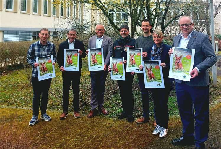 V.li. Stellen den neuen Veranstaltungskalender Westerwälder NaturErlebnisse 2025 vor, Daniel Paulus (Westerwaldkreis, Referat 70, Klima, Natur und Wasser), Landrat Achim Schwickert (Westerwaldkreis), Landrat Achim Hallerbach (Kreis Neuwied), Gerhard Willms (Forstamt Dierdorf), Christian Heidtmann (Kreis Altenkirchen, Referat 60, Bauleitplanung und Umweltschutz), Sandra Köster (Vorständin Wir Westerwälder) und Landrat Dr. Peter Enders (Kreis Altenkirchen). Foto: Myriam Hatzmann/Wir Westerwälder