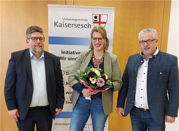 V.li. Stellv. Verbandsvorsteher Wolfgang Lambertz (Bürgermeister VG Cochem), Rektorin Anne Rupp und Verbandsvorsteher Albert Jung (Bürgermeister VG Kaisersesch).  Foto: VGV Kaisersesch/Pressestelle Anita Fuhrmann