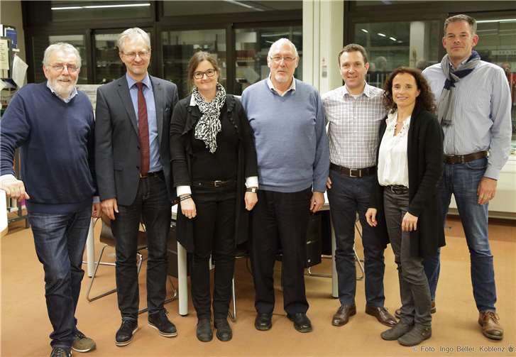 V.li. Stellvertretender Schulleiter Bernd Lescher, Schulleiter Carl-Josef Reitz, Schatzmeisterin Antonia Rosenberg, Vorsitzender Werner Westinger, Stellvertretender Vorsitzender Thomas Münster, Schriftführerin Karin Hünerfauth-Brixius und Beisitzer Jörg Israel. Nicht auf dem Foto: Elternsprecherin Stephanie Fresenius.privat