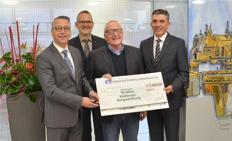 V.li. Stephan Breser, Werner Birkenheier und Walter Müller freuten sich, Rainer Linnig (Mitte) die Spende überreichen zu können.Judith Sauerborn