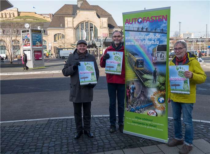 V.li. Stephan Pauly - Geschäftsführer VRM, Superintendent Rolf Stahl und Pastoralreferent Günter Leisch werben für das Autofasten.Foto: Bistum Trier/Julia Fröder