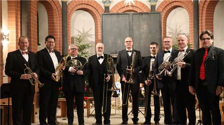 V.li. Stephan Pauly, Stefan Alfter (beide Trompeten), Martin Stender (Horn), Klaus Jaster (Bassposaune), Nikolaus Hambitzer, Gabriel Bohn (beide Posaune), Lars Heller und Achim Kistenich (beide Trompeten) und Organist Benedikt Röhn.Foto: Jakob Pauly