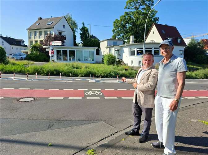 Mehr Sicherheit an der Simmerner Straße: Freie Wähler begrüßen schnelle Reaktion der Stadtverwaltung V.li. Stephan Wefelscheid und Edgar Kühlenthal. Foto: Gudrun Kühlenthal