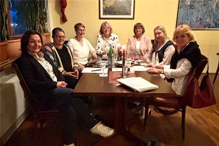 V.li. Susanne Zakrzewski (Beisitzerin) - Nora Salvadori (Vorsitzende) - Daniela Veith (stellvertetende Vorsitzende) - Edith Solsbacher (Schatzmeisterin) - Renate Brest (Verbindungsfrau stellvertretende Vorsitzende SkF) - Astrid Böhm (Beisitzerin) - Corinna Wehran-Itschert (Schriftführerin). Foto: privat